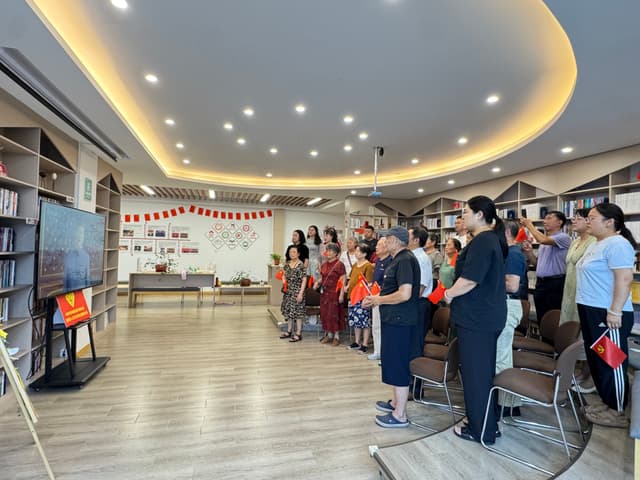 南通 如皋 长巷社区组织 党员、退役军人和社区居民观看阅兵